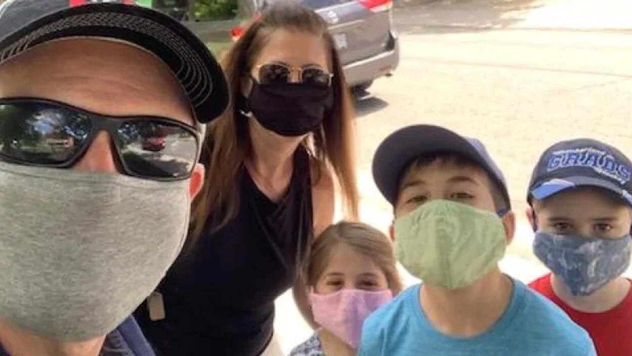 Famille d'Eric Wilson portant le masque.