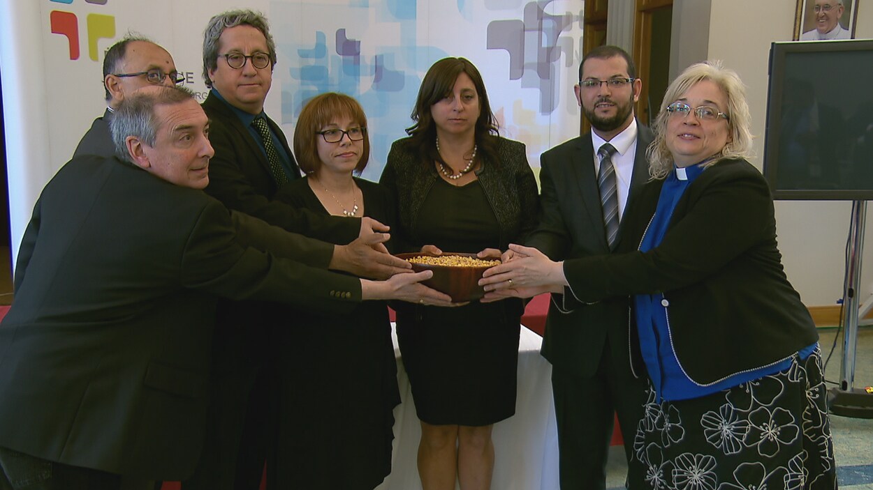 Plusieurs religieux de différentes confessions s'unissent contre la famine. Plusieurs religieux de différentes confessions s'unissent contre la famine.