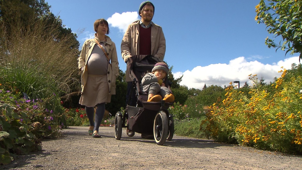 Avec son mari et sa fille dans une poussette, Urszula, enceinte, marche au Jardin botanique de Montréal. 