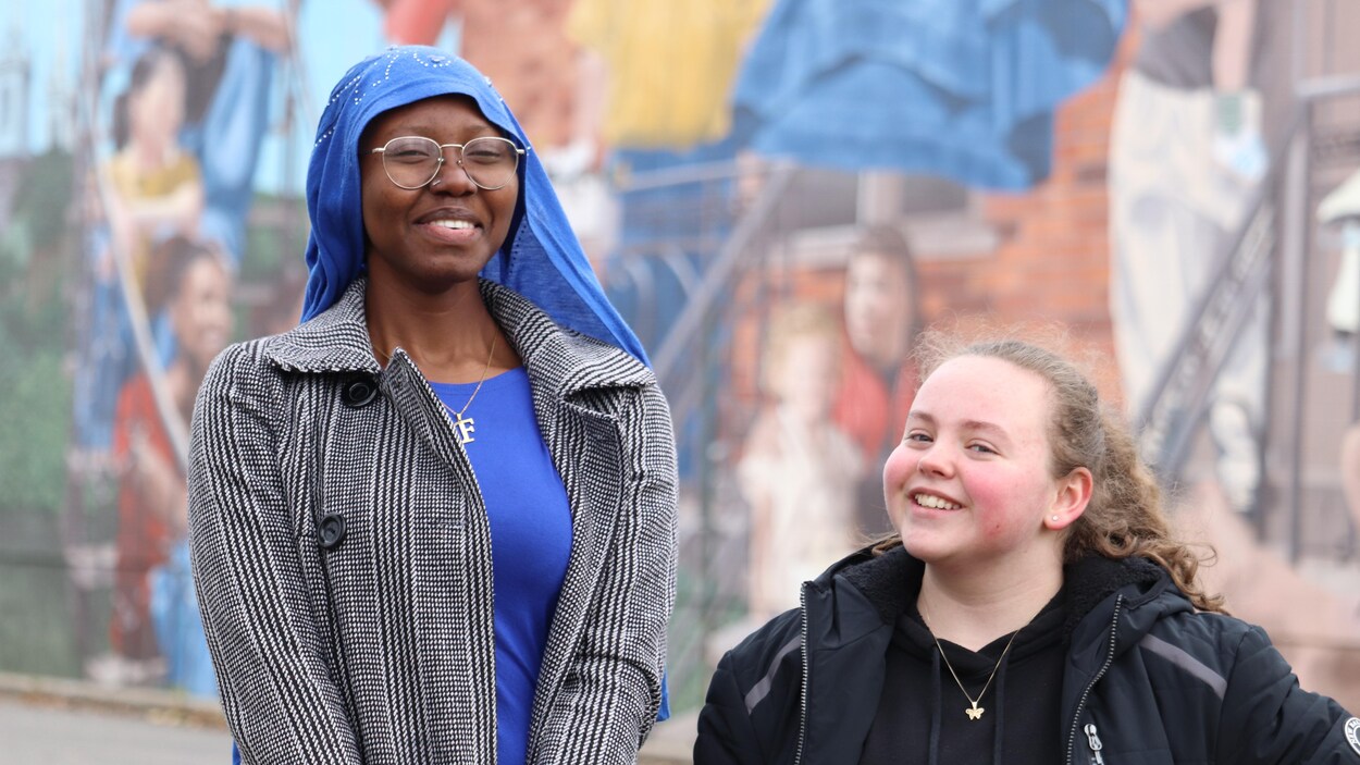Fane Abakar et Ève-Marie Paquet sourient à la caméra.