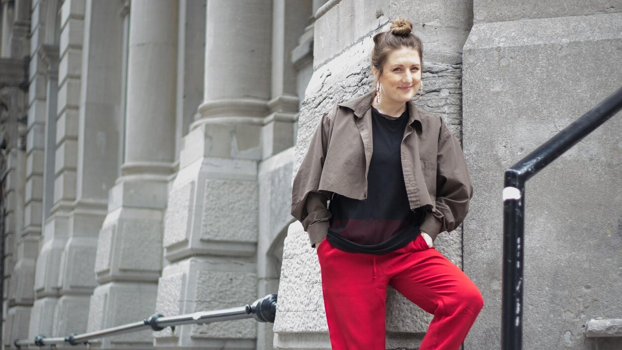 Portrait de Fanny Bloom dans le Vieux-Montréal pour la promotion de son album Liqueur. Portrait de Fanny Bloom dans le Vieux-Montréal pour la promotion de son album Liqueur.