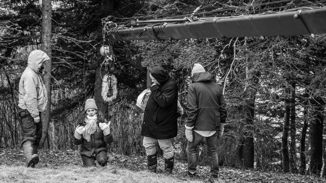 La comédienne Fanny Malette (au centre) et le réalisateur Mathieu Barrette (à droite) pendant le tournage