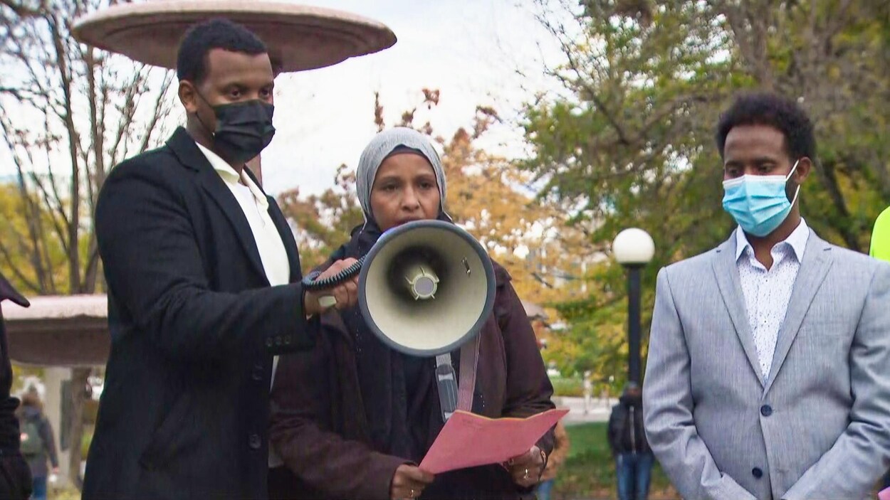 Farhia Ahmed prononce un discours à l'extérieur.