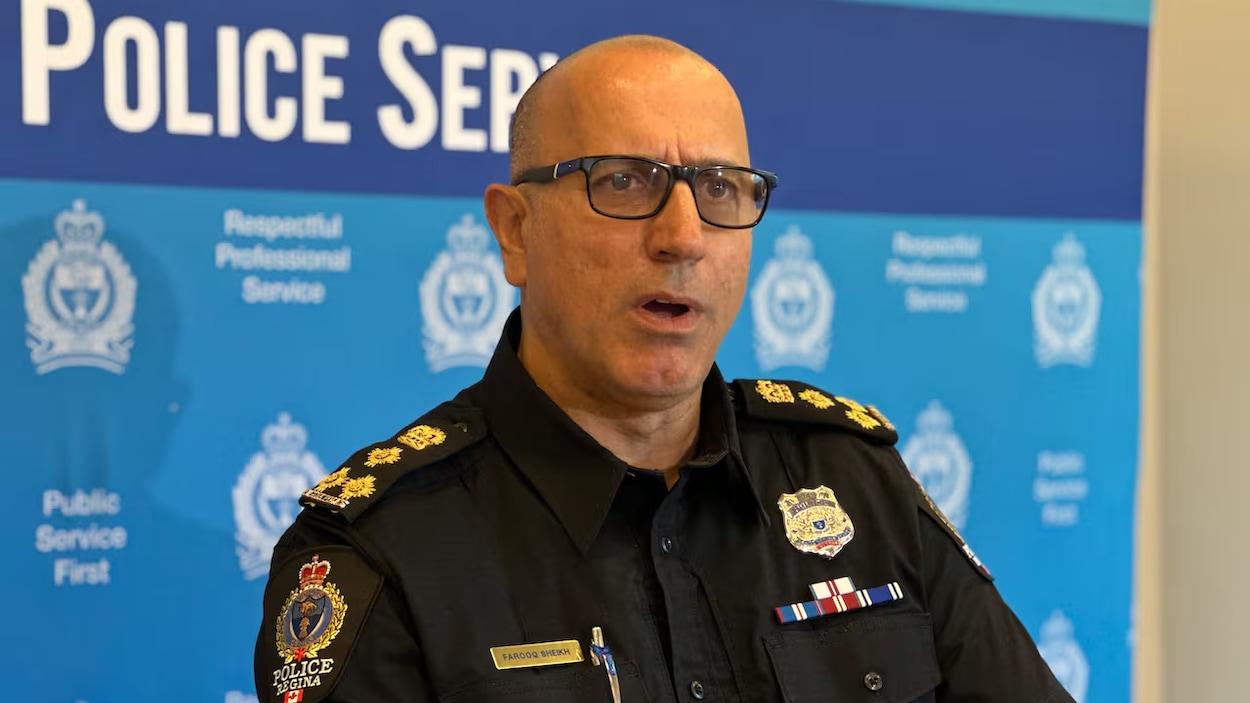 Des textos coquins et une affaire de drogue au cœur du congédiement d’un chef de police