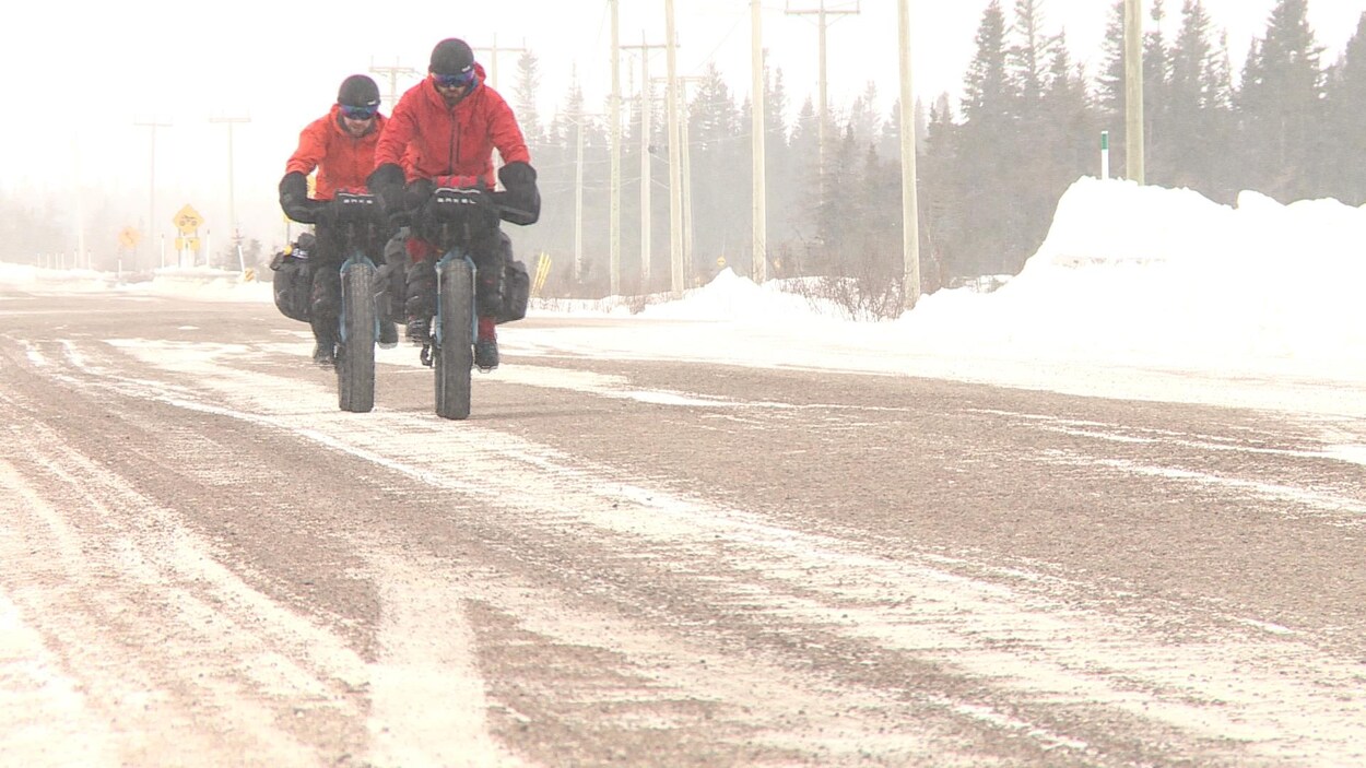 Les deux aventuriers sur leur vélo.