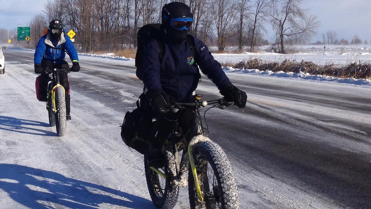 Guy Rouleau roule entre les villes de Québec et de Windsor en Ontario pour faire connaître son projet de chaîne humaine.
