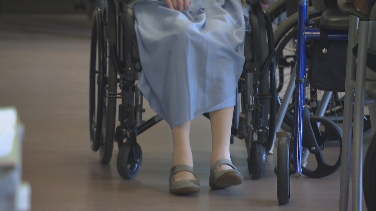 Une dame sur un fauteuil roulant