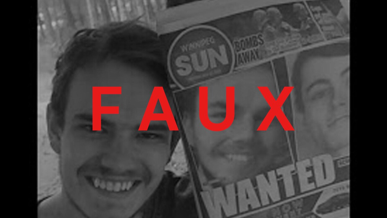 On voit un jeune homme posant à côté de la une d'un journal avec la photos des deux présumés meurtriers, Kam McLeod et Bryer Schmegelsky. Le mot « FAUX » apparaît sur la photo.