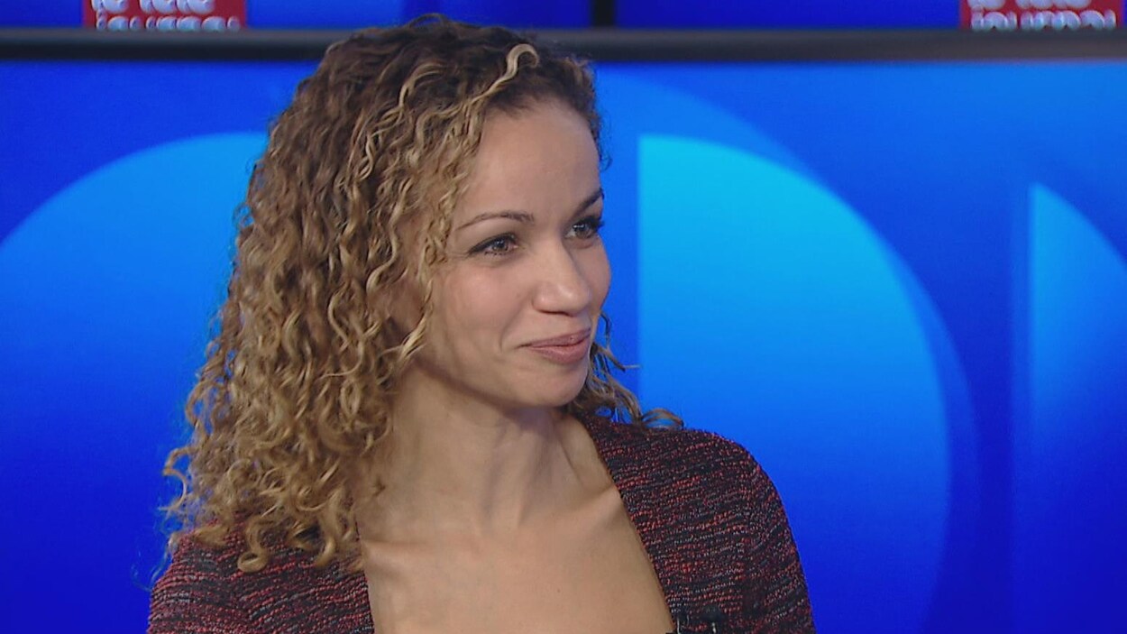 Fayza Abdallaoui, présidente du MOFIF, sur un plateau de télévision