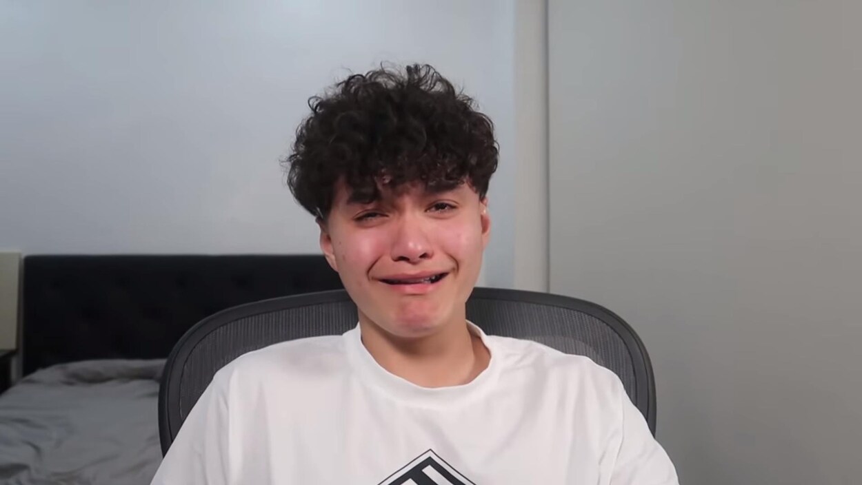 Jarvis pleure devant la caméra dans la vidéo où il annonce son bannissement de Fortnite.
