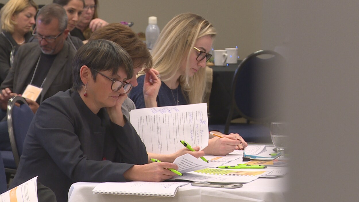 Des membres de la Fédération des parents francophones de l'Alberta dans une salle de la Cité francophone d'Edmonton.
