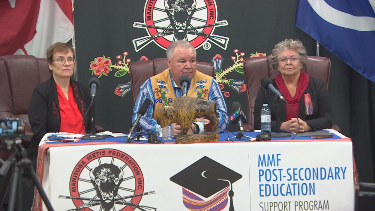 Annette Trimbee, présidente et vice-rectrice de l’Université de Winnipeg, David Chartrand et Joan Ledoux, de la Fédération métisse du Manitoba.