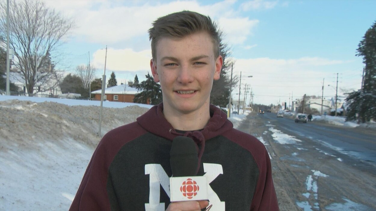 Un adolescent donne une entrevue sur une rue de Saint-André-Avellin. Un adolescent donne une entrevue sur une rue de Saint-André-Avellin.
