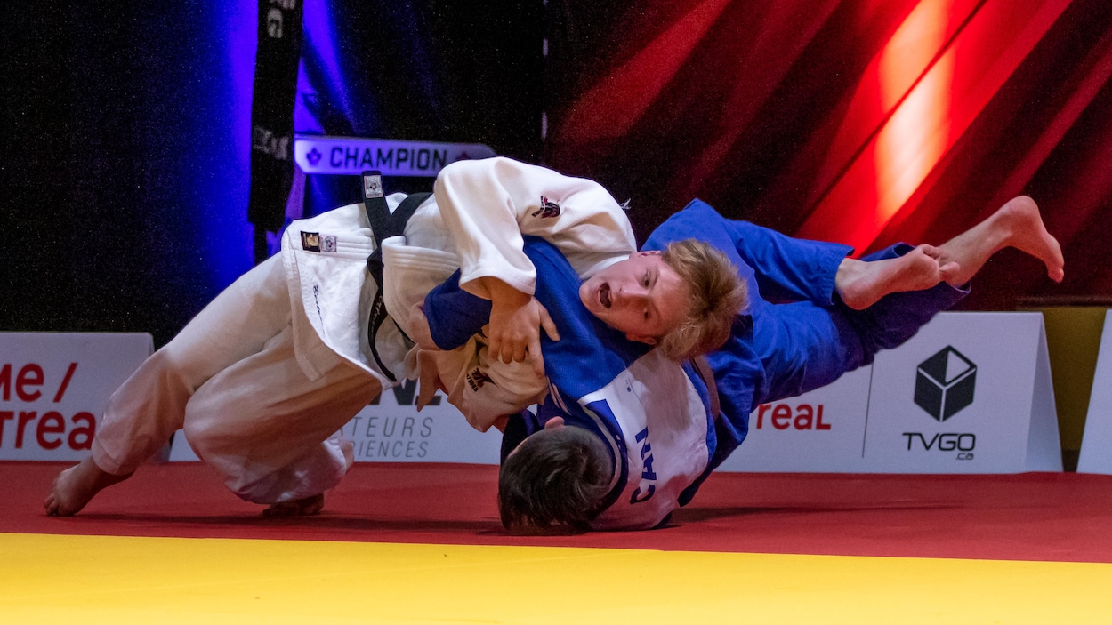 Félix-Olivier Bertrand, au sol avec son opposant, pendant un duel de judo.