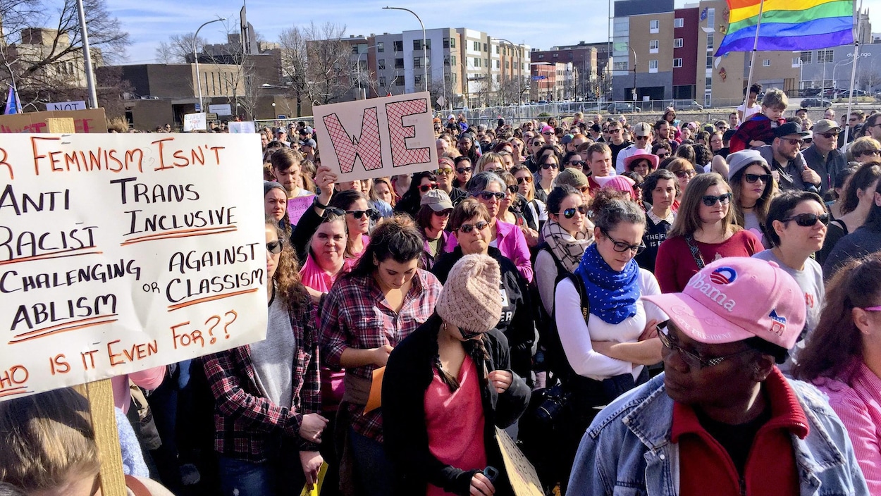 Une foule de personnes marchent dans une rue aux États-Unis. Une foule de personnes marchent dans une rue aux États-Unis.