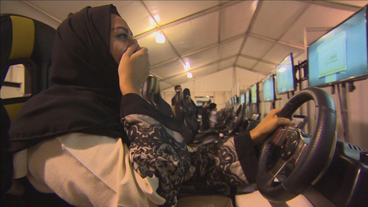 Une femme saoudienne apprend à conduire sur un simulateur.