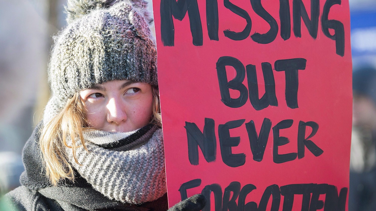 « Disparue mais pas oubliée » peut-on lire sur la pancarte d'une participante à une marche commémorative « Disparue mais pas oubliée » peut-on lire sur la pancarte d'une participante à une marche commémorative