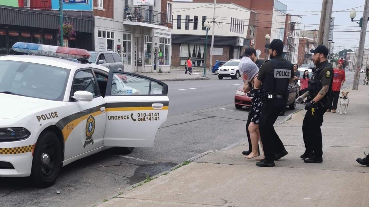 Une photo semble montrer qu'une femme a été arrêtée alors qu'elle porte une sac sur la tête.