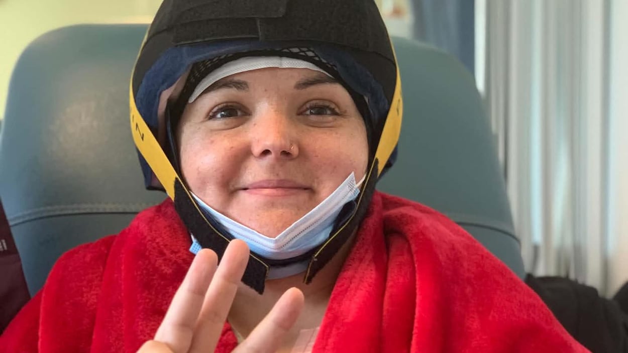 Portrait d’Andréa Laurence Tardif en traitement avec son casque réfrigérant.