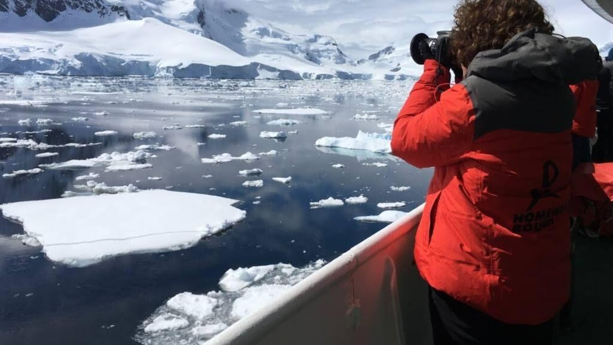 Une femme photographie des glaciers en Antarctique Une femme photographie des glaciers en Antarctique