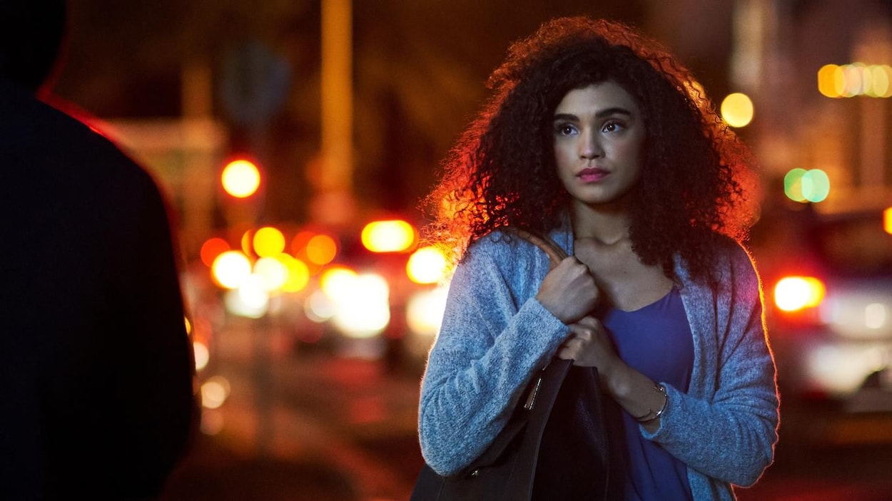 Une jeune femme qui marche dans la rue semble avoir peur. Une jeune femme qui marche dans la rue semble avoir peur.