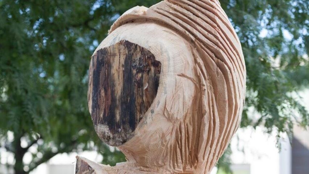« La femme de la nuit hibou », une oeuvre sculptée de Jacques Newashish présentée dans le cadre du festival Présence autochtone à Montréal.