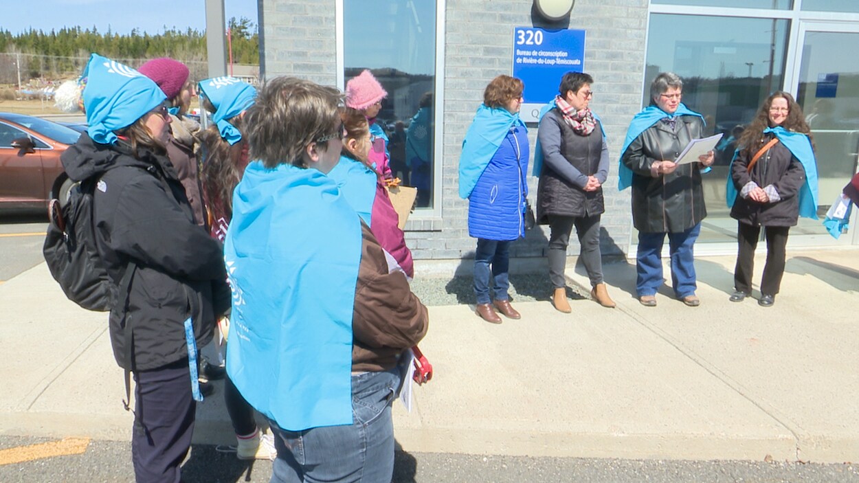 Des femmes ont manifesté devant le bureau du député Jean D'Amour à Rivière-du-Loup. Des femmes ont manifesté devant le bureau du député Jean D'Amour à Rivière-du-Loup.
