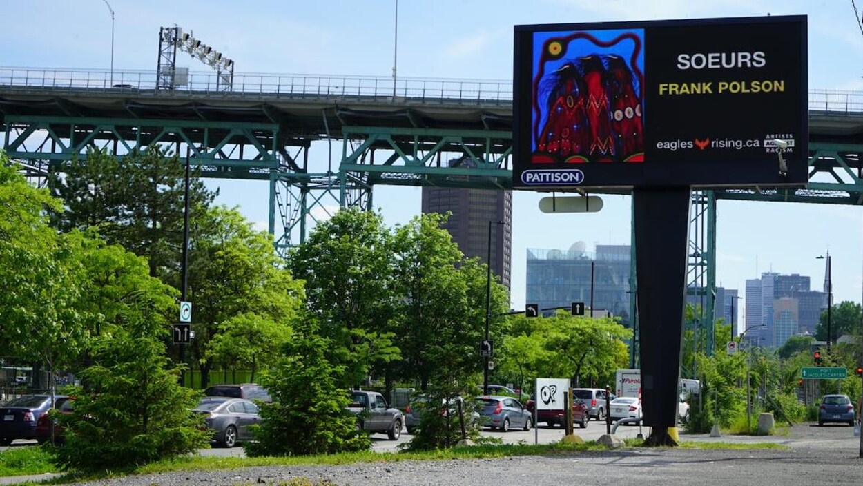 Un panneau publicitaire le long d'une route.
