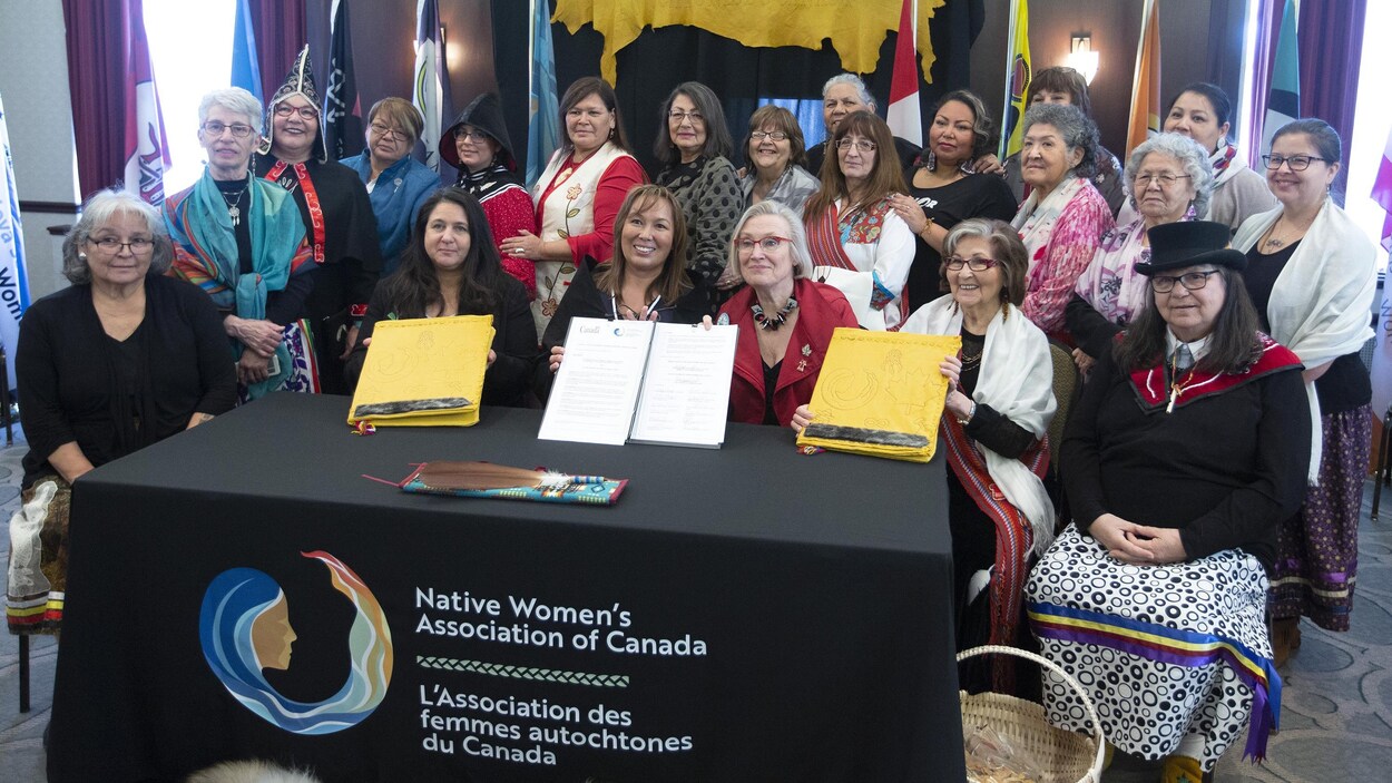 La ministre des Relations Couronne-Autochtones, Carolyn Bennett, et la présidente de l'époque de l'Association des femmes autochtones du Canada (AFAC), Francyne Joe (au centre gauche), lors d'une signature d'entente à Ottawa le 1er février 2019. La deuxième à gauche est Lynne Groulx, la directrice générale de l’AFAC.