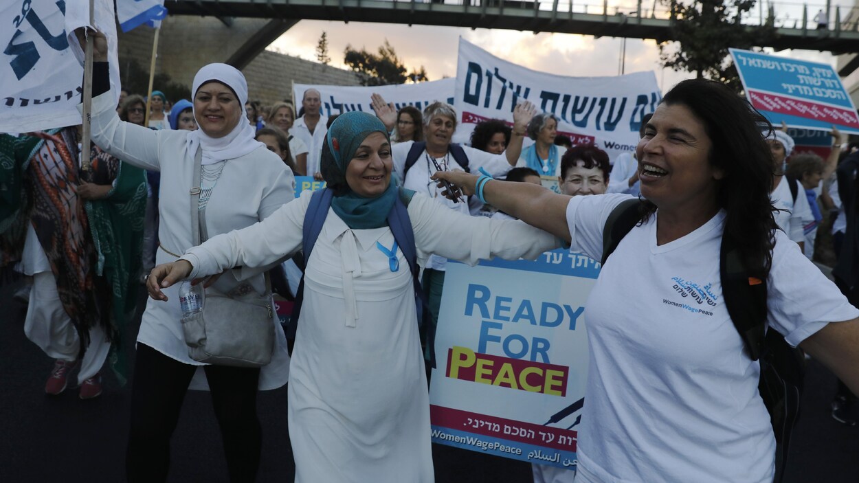 Des femmes israéliennes et palestiniennes ont marché pour la paix pendant deux semaines à travers Israël et la Cisjordanie . Des femmes israéliennes et palestiniennes ont marché pour la paix pendant deux semaines à travers Israël et la Cisjordanie .