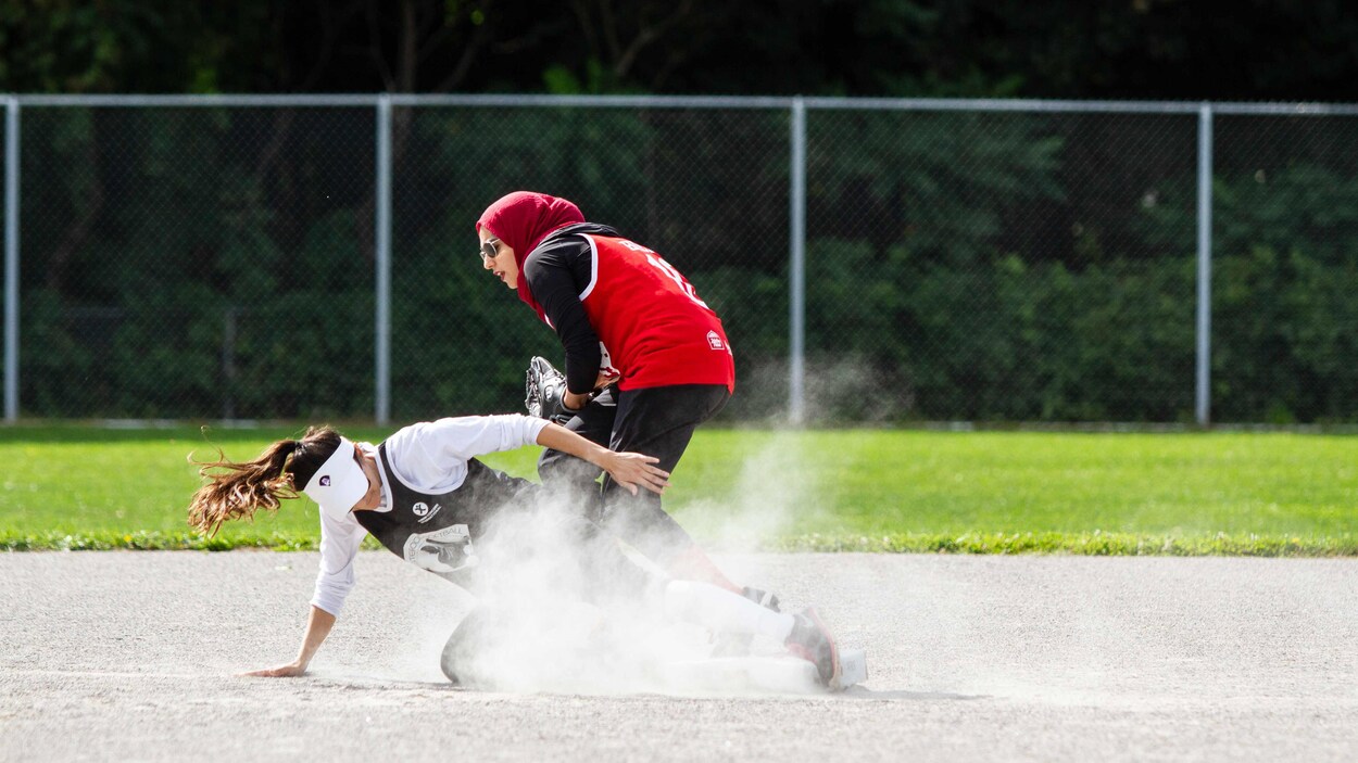 Deux joueuses de balle-molle en action sur le terrain