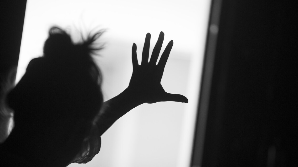 Une femme à contre-jour.