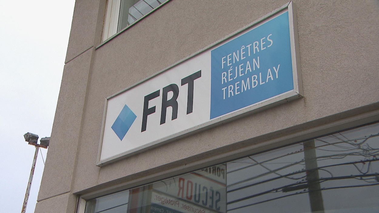 Une affiche indique le nom de l'entreprise.