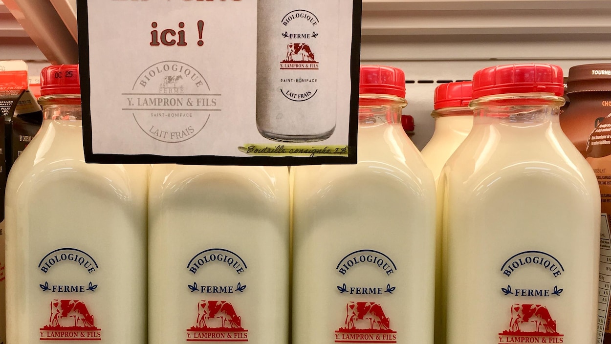 La laiterie Lampron distribue maintenant elle-même son lait dans des bouteilles en verre.