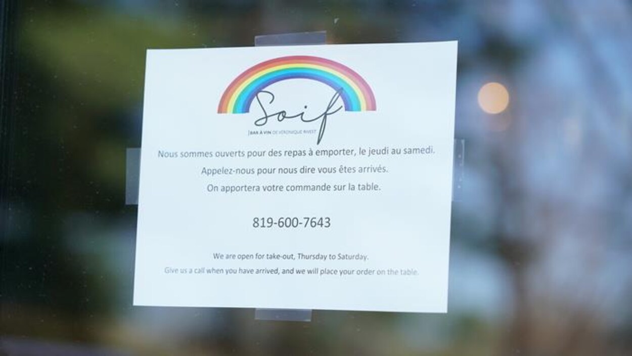 Une affiche collée sur la vitrine d'un bar à Gatineau.