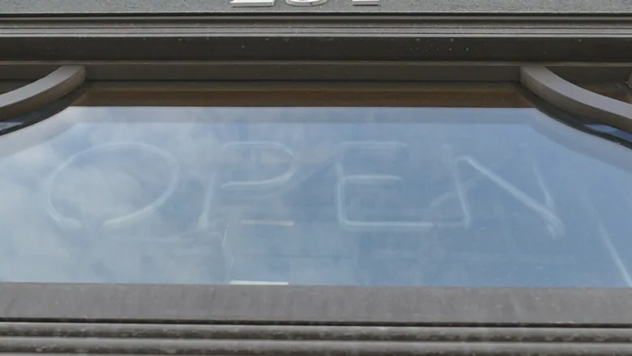 Un insigne « Open » éteint.