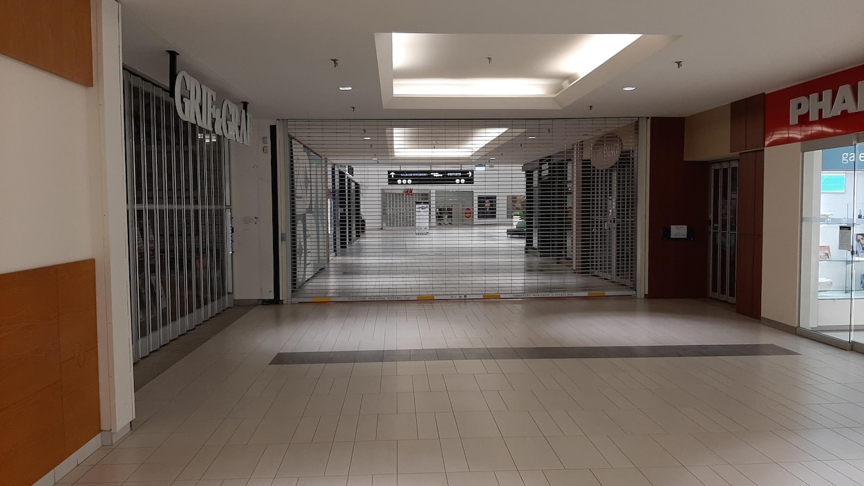 Les corridors du Carrefour de l'Estrie sont déserts et les magasins sont fermés.