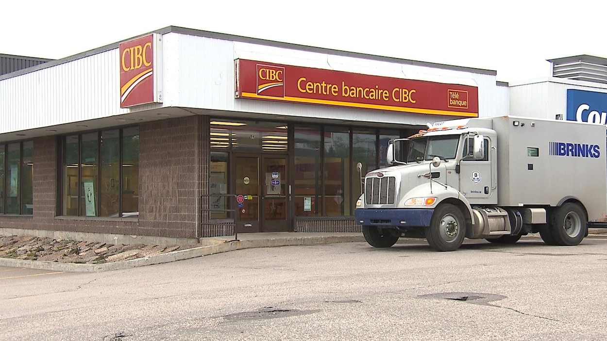 Un camion blindé attend devant la succursale.