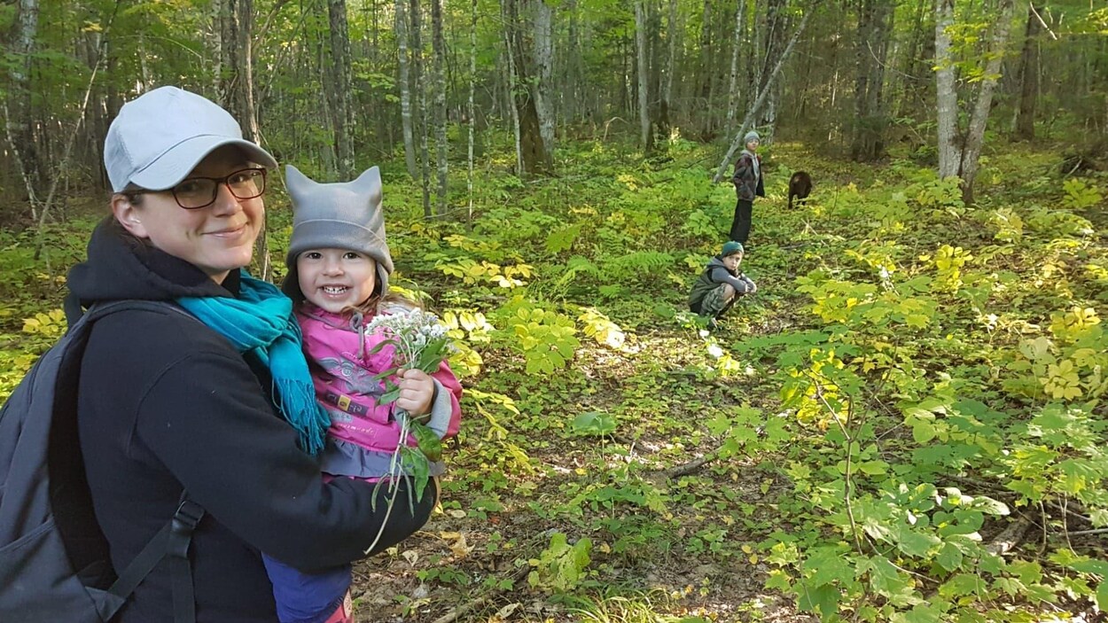 Valérie Bilodeau se promène dans la forêt avec ses trois enfants.