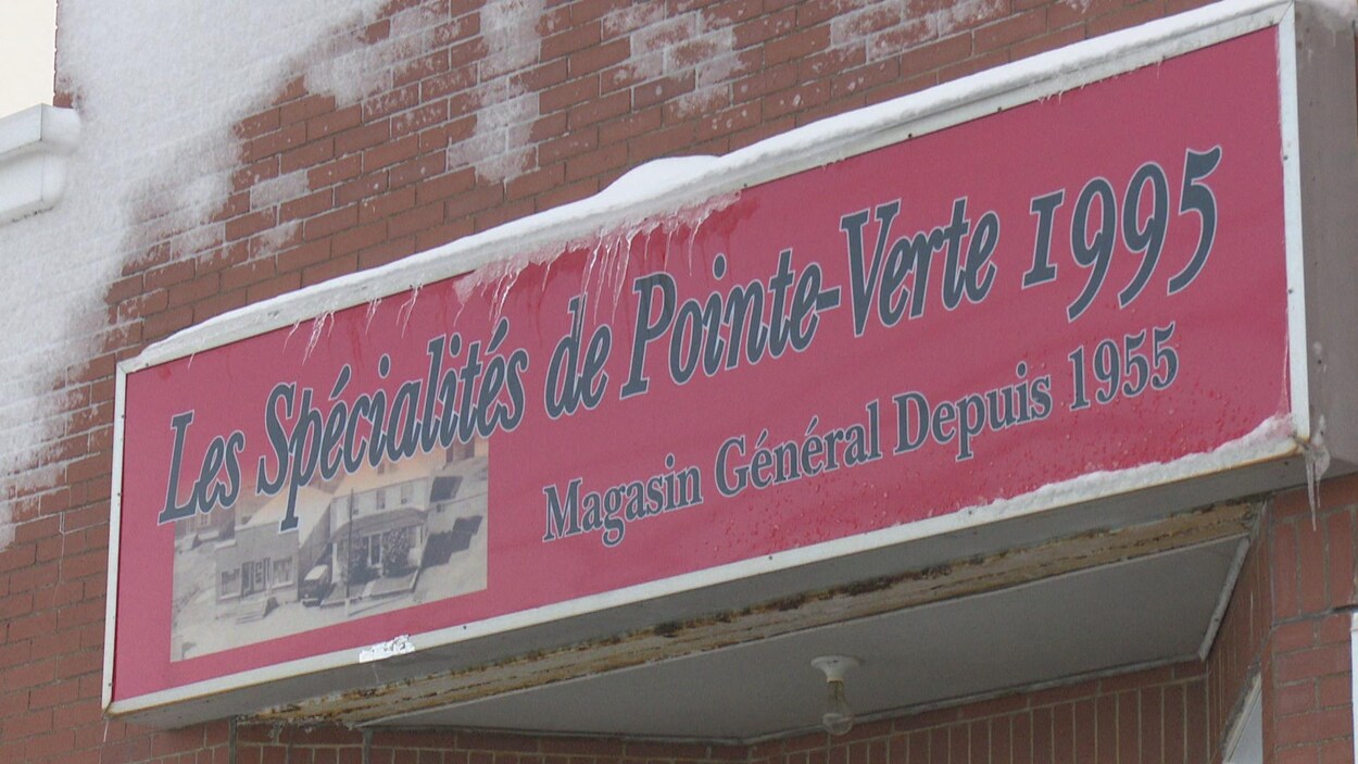 Une enseigne de dépanneur.