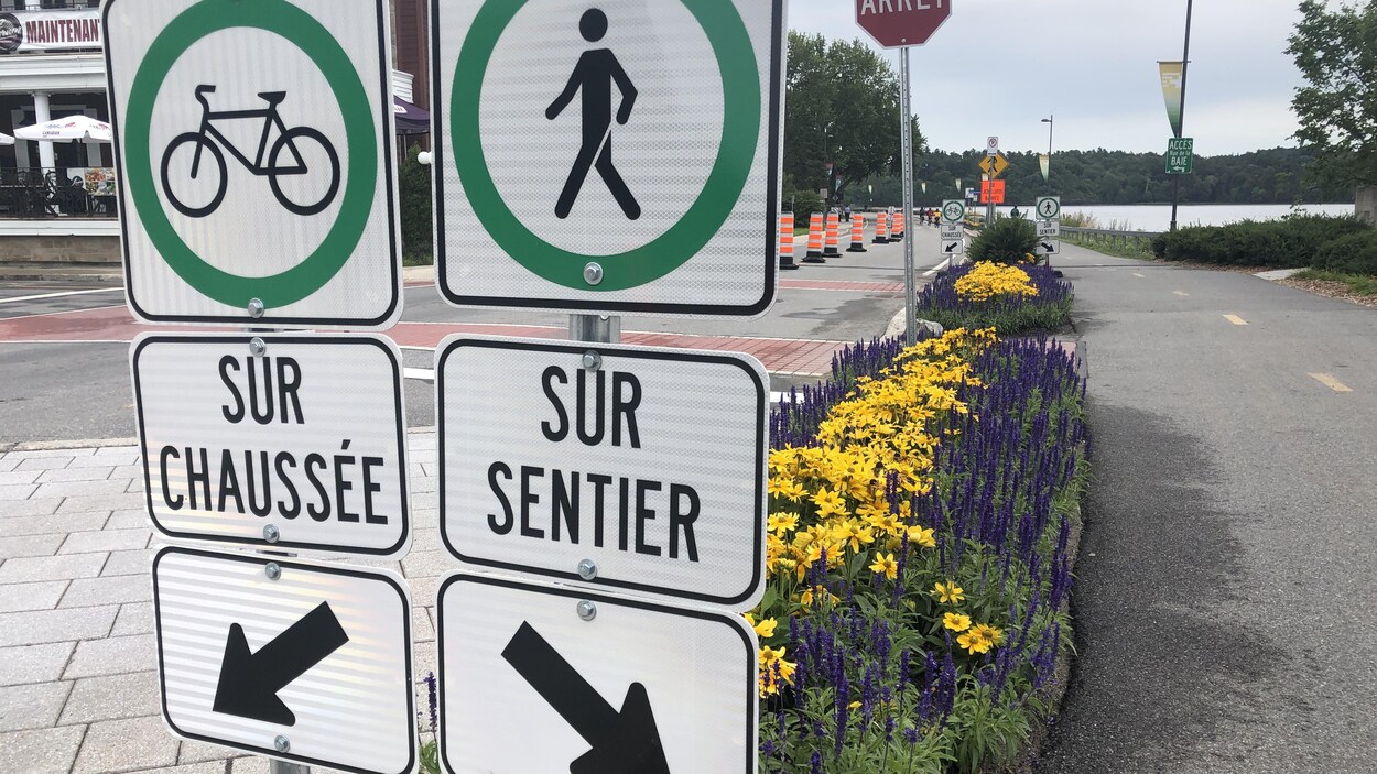 Des affiches qui indiquent où peuvent circuler les cyclistes et les piétons.
