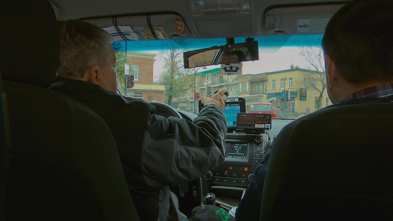 Le chauffeur de taxi Fernand Pouliot en train de conduire sa voiture