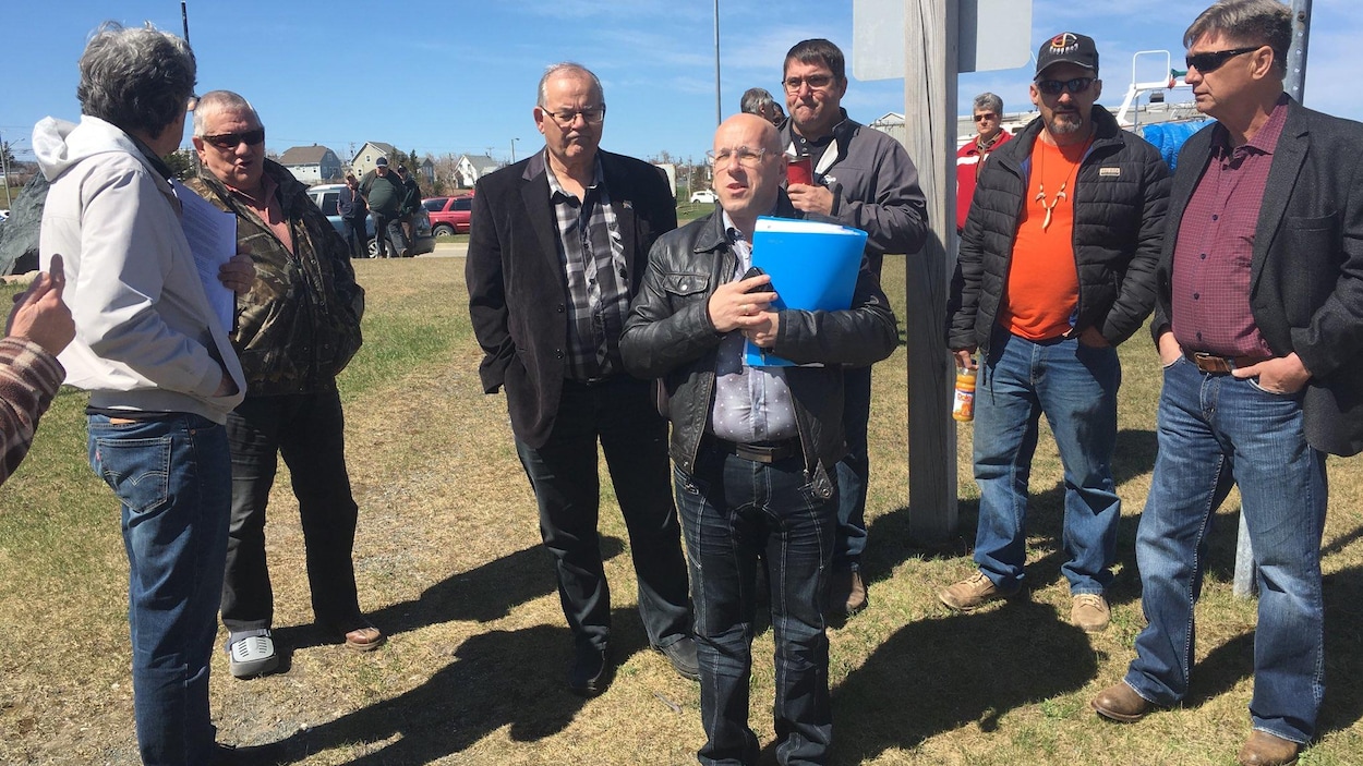 Fernand Thibodeau, du Comité d'action sur l'assurance-emploi, s'adresse aux médias au quai de Caraquet. Fernand Thibodeau, du Comité d'action sur l'assurance-emploi, s'adresse aux médias au quai de Caraquet.