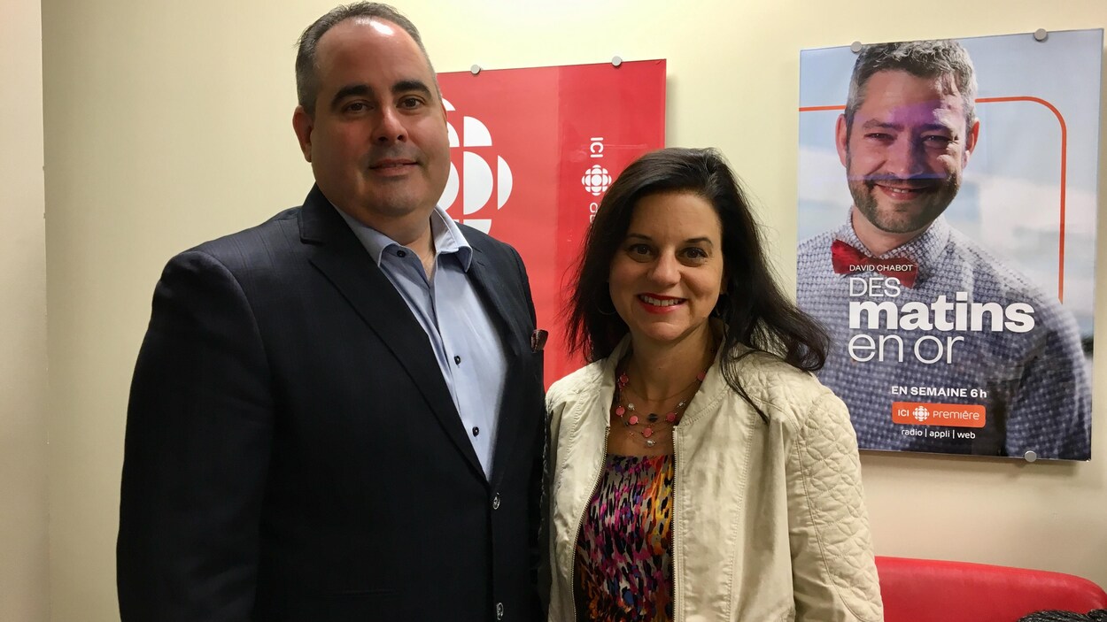 Les candidats Martin Ferron et Isabelle Bergeron posent dans notre station.
