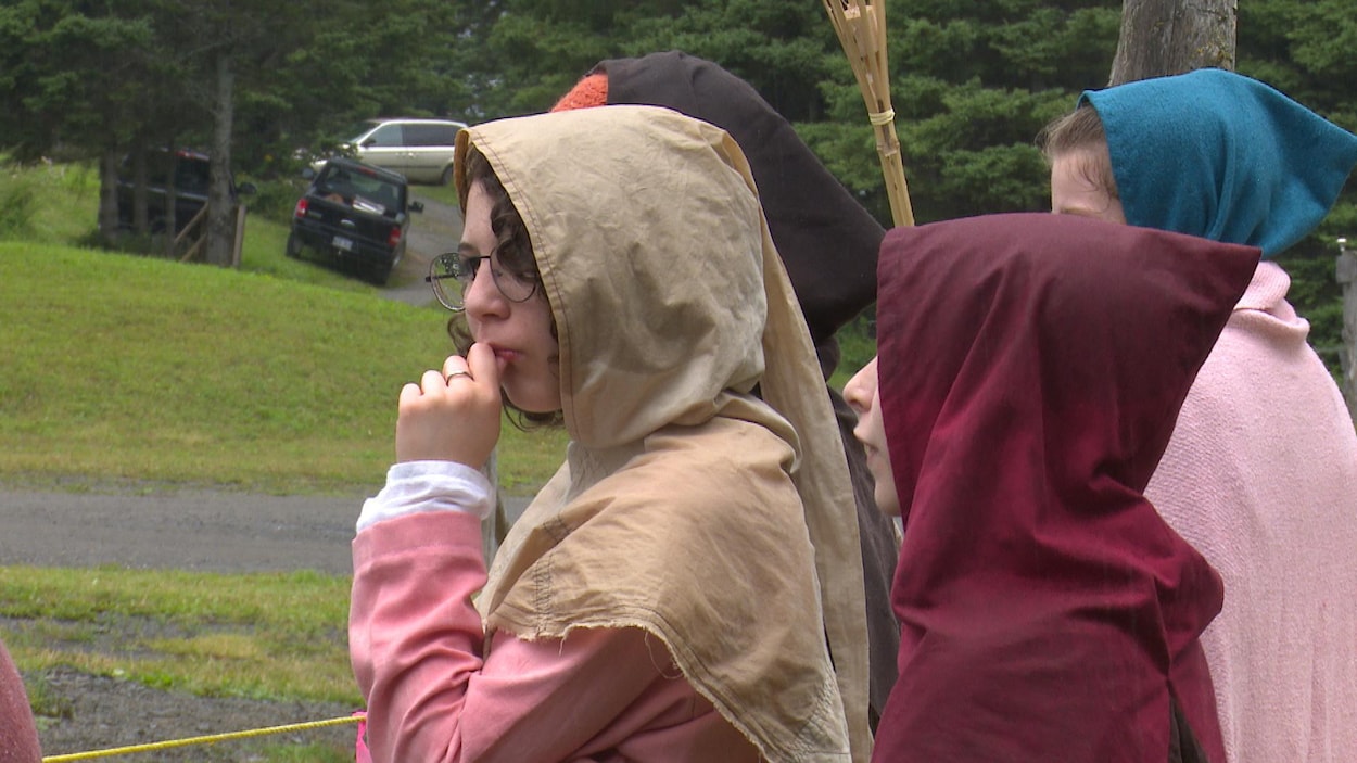 Des jeunes costumés.