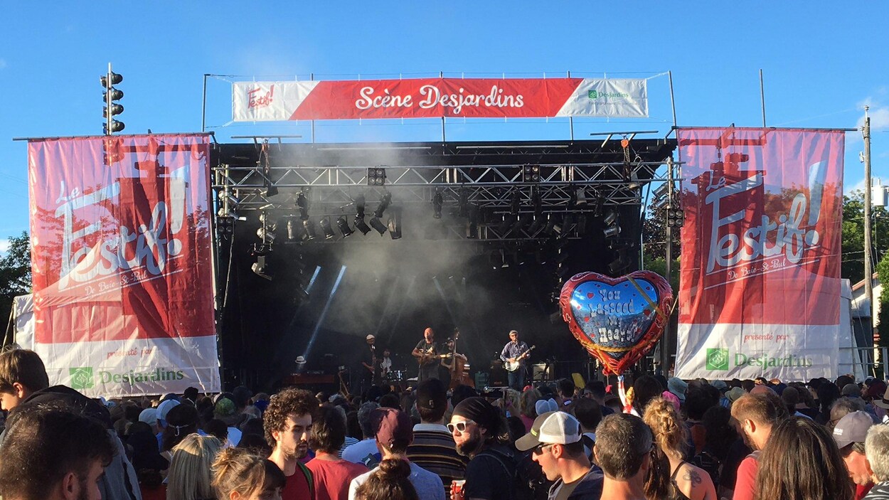 La foule réunie lors du spectacle de Bernard Adamus, samedi, au festival Le Festif! La foule réunie lors du spectacle de Bernard Adamus, samedi, au festival Le Festif!