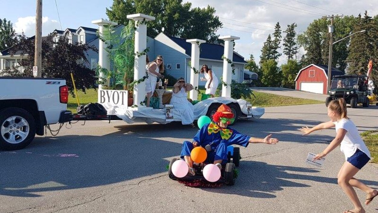 Des personnes défilent sur des chars pendant un festival.