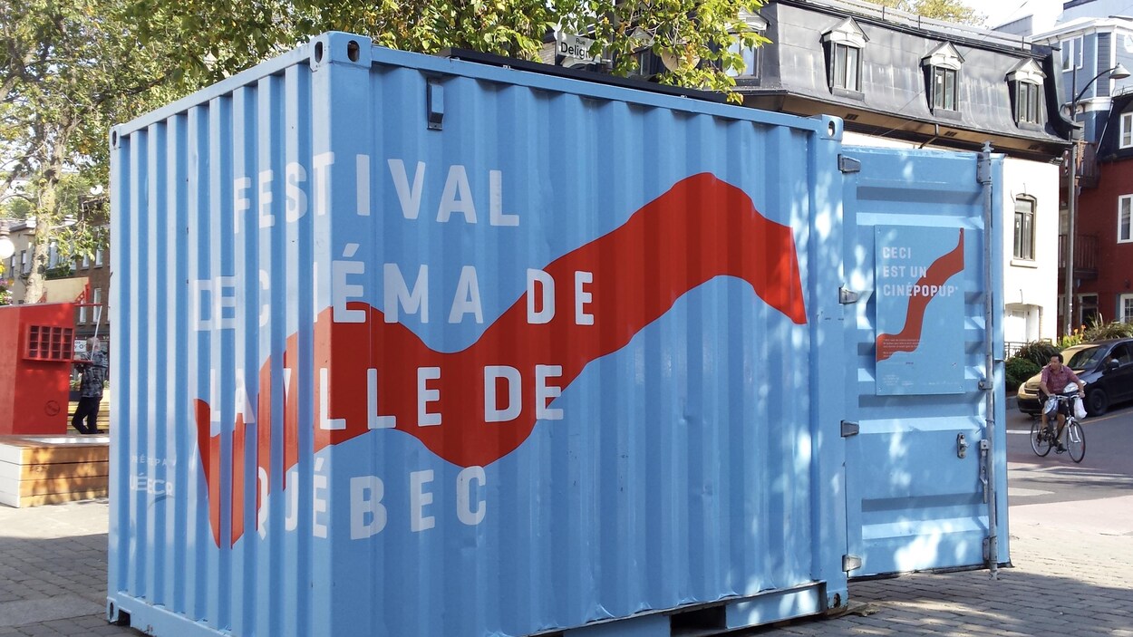 Le Festival de cinéma de la ville de Québec diffuse des courts métrages dans un conteneur transformé pour l'occasion. Le Festival de cinéma de la ville de Québec diffuse des courts métrages dans un conteneur transformé pour l'occasion.
