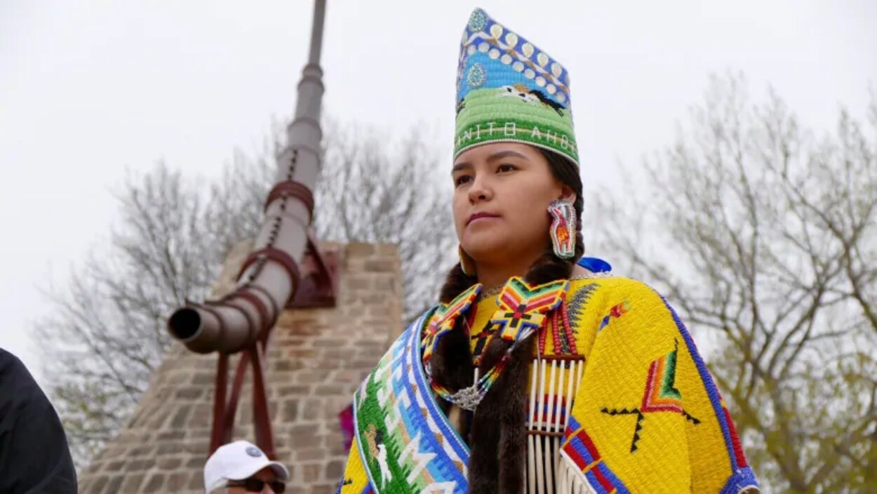 Une jeune femme autochtone lors du festival Manito Ahbee l'an dernier.