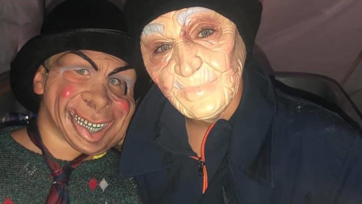 Les deux portent des masques.